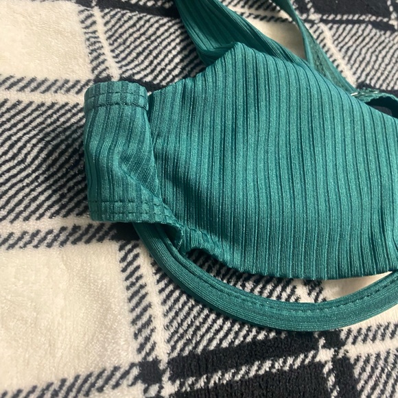 Women’s size medium green swimsuit top - Picture 2 of 5